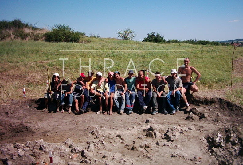 Част от археологическия екип заедно с работници от с. Гиген