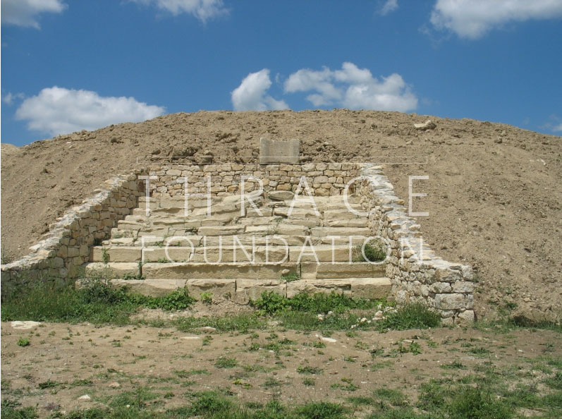 Експониране на част от каменната конструкция на "Голямата могила" при с. Свирачи