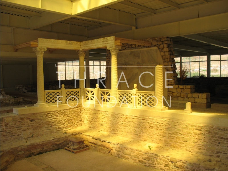 Частична възстановка на мраморната колонада във "Вила Армира"