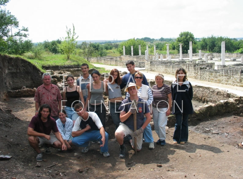 Ученици с преподавателя Митко Делев и Галена Радославова - ръководител на разкопките